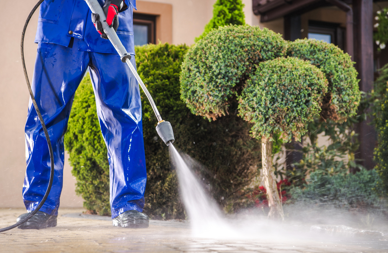 Professional Cleaning a Residential Driveway in San Jose